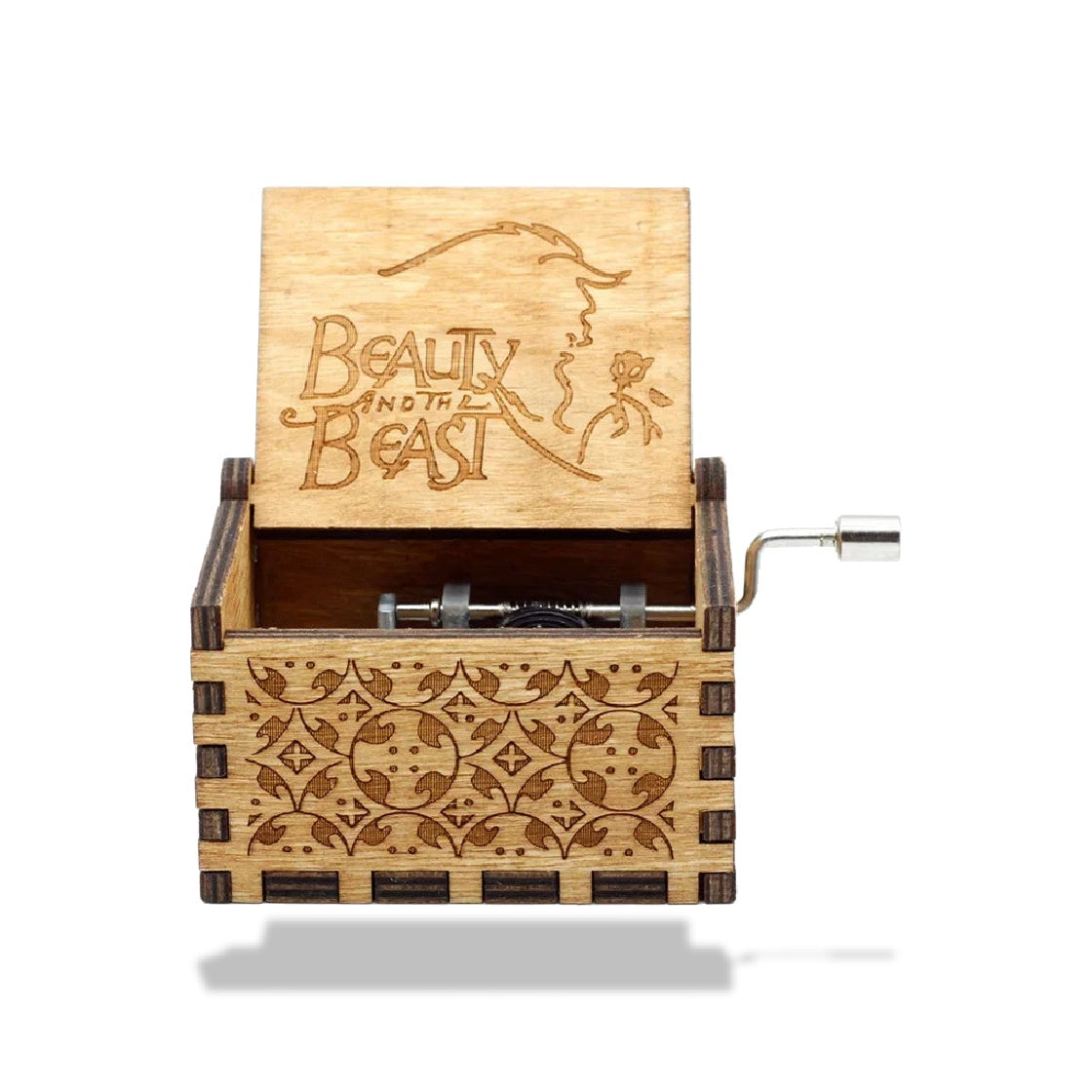 Boîte à musique en bois clair de La Belle et la Bête, gravée de motifs végétaux et d'une manivelle latérale.