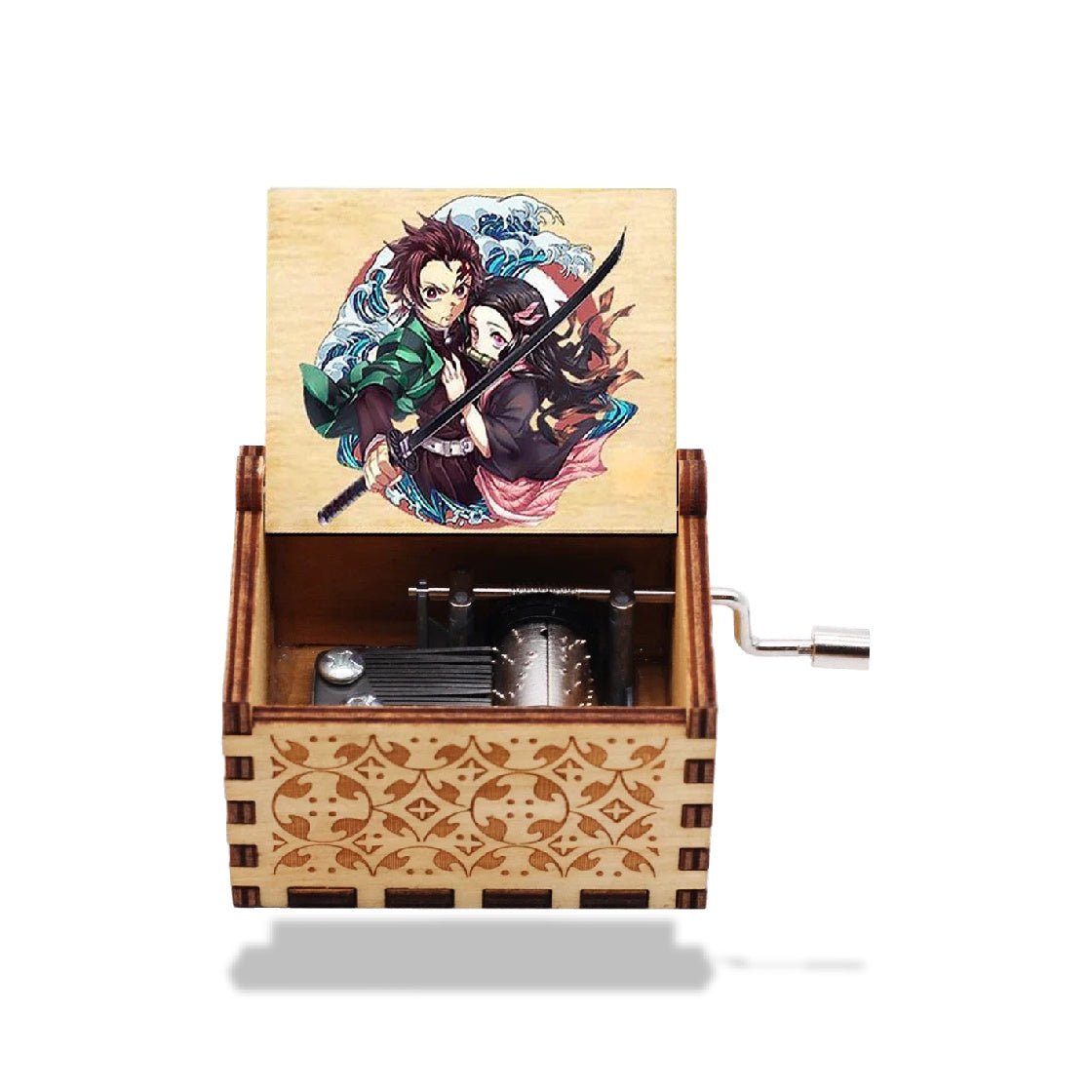 Boîte à musique boisée à manivelle avec le couvercle ouvert, révélant le mécanisme. Illustration colorée de Tanjiro et Nezuko