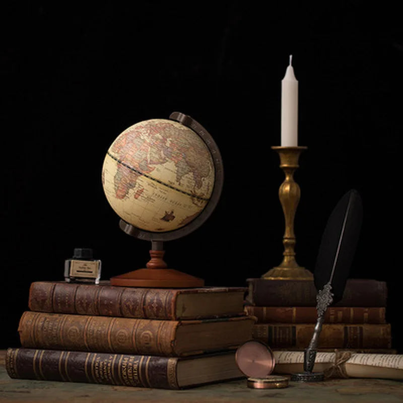 Globe terrestre rétro sur pied en bois, carte ancienne brun clair et support métallique gradué