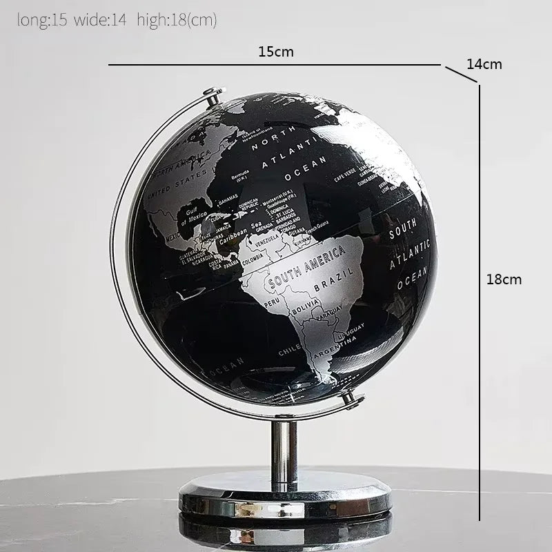 Globe terrestre décoratif noir et argenté en plastique, affichant les continents et les océans sur un support métallique rota