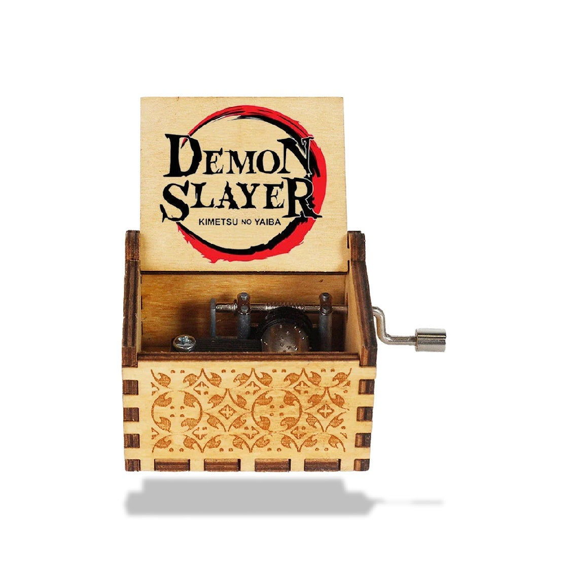 Boîte à musique en bois de 6,4 cm avec couvercle ouvert affichant le logo Demon Slayer et une manivelle latérale.