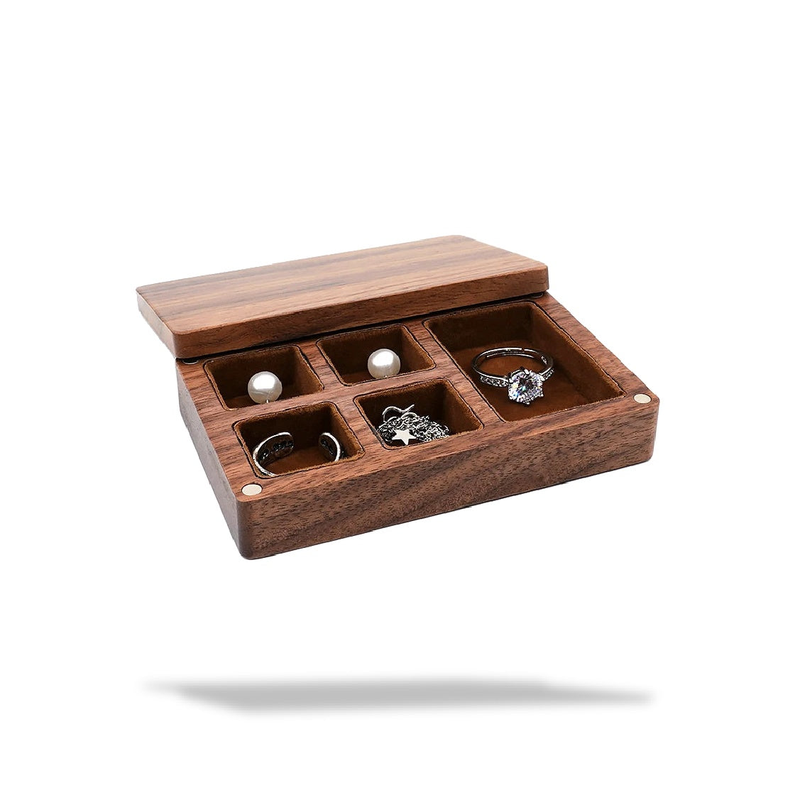 Boîte à bijoux rectangulaire en bois brun foncé avec couvercle entrouvert, contenant des bijoux.