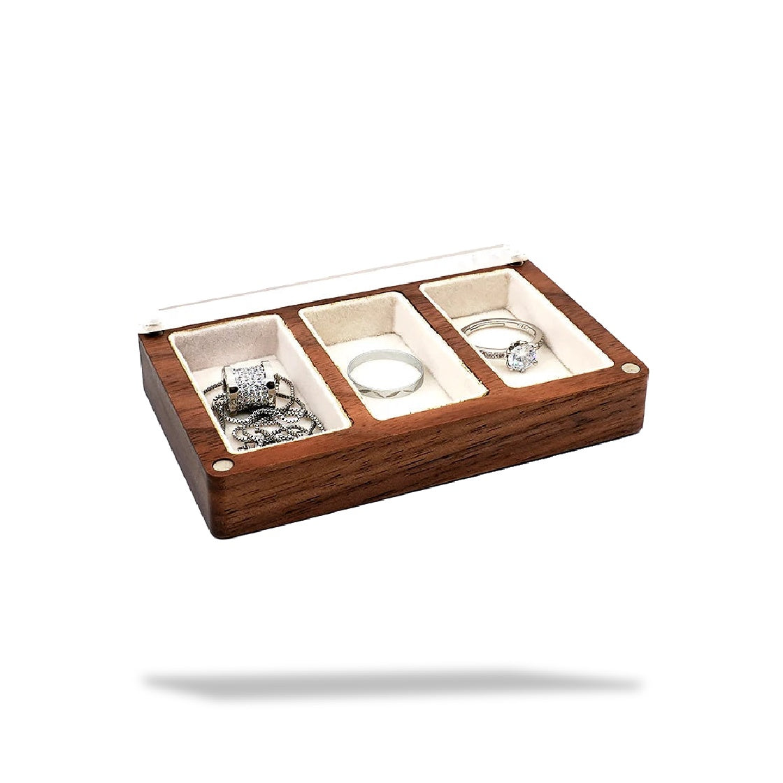 Boîte à bijoux rectangulaire en bois brun foncé avec trois compartiments doublés de tissu clair, contenant une chaîne et deux