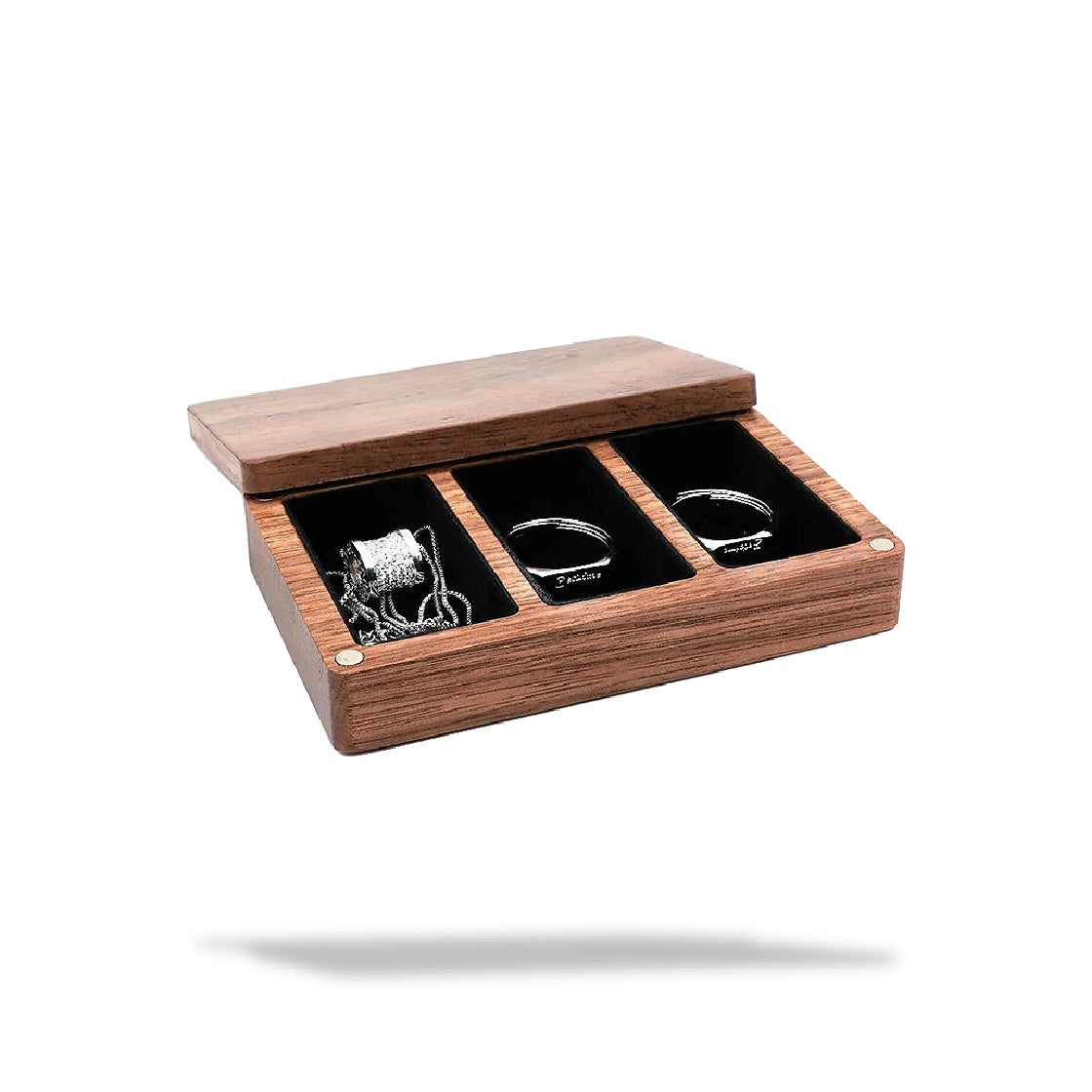 Boîte à bijoux en bois marron foncé avec couvercle légèrement ouvert, trois compartiments doublés de tissu noir