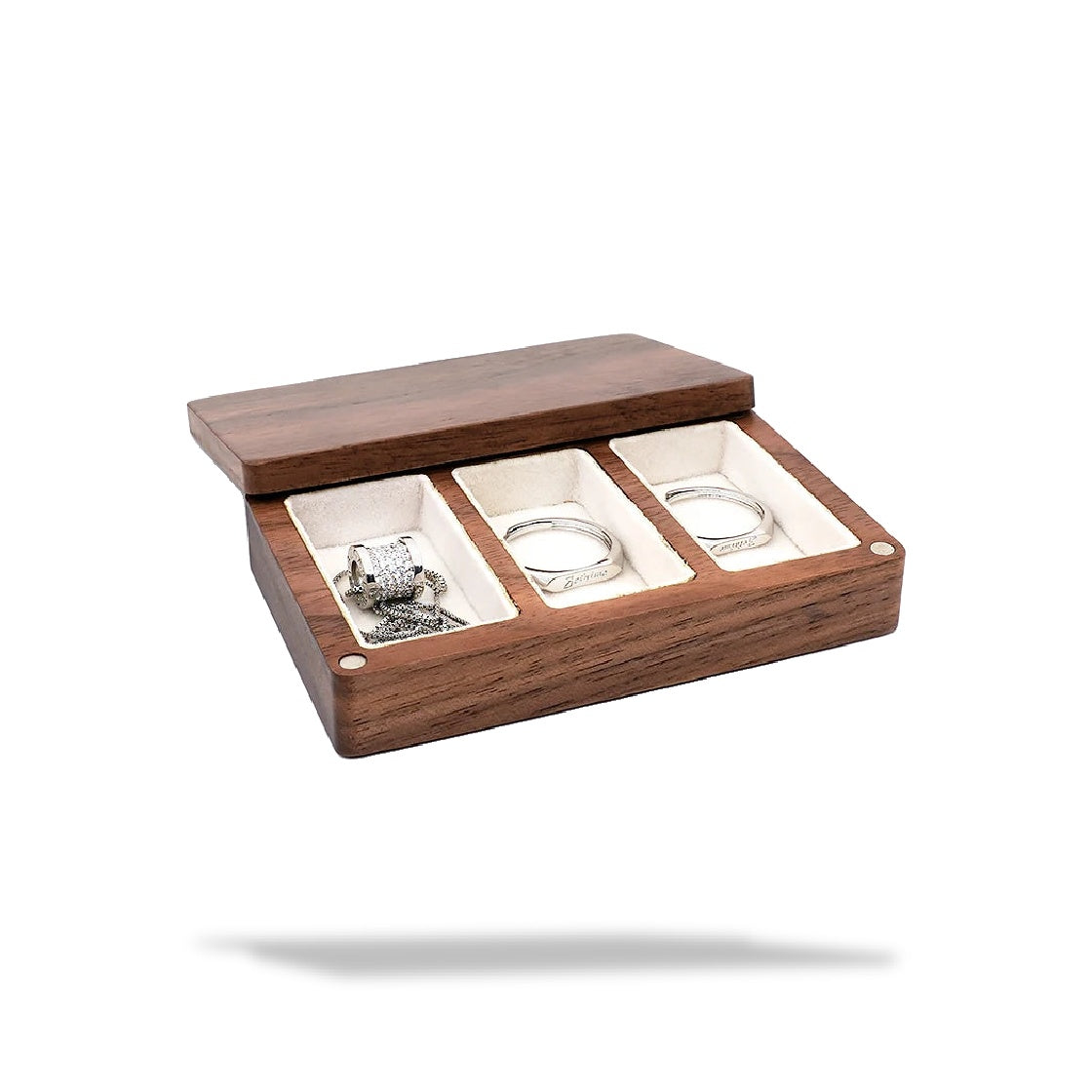 Boîte à bijoux rectangulaire en bois brun foncé avec couvercle, trois compartiments doublés de tissu blanc. Des bijoux (bague