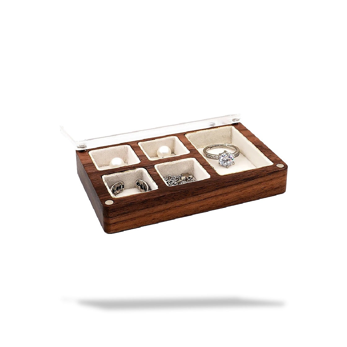 Boîte à bijoux rectangulaire en bois foncé avec six compartiments doublés de tissu, remplis de bijoux.