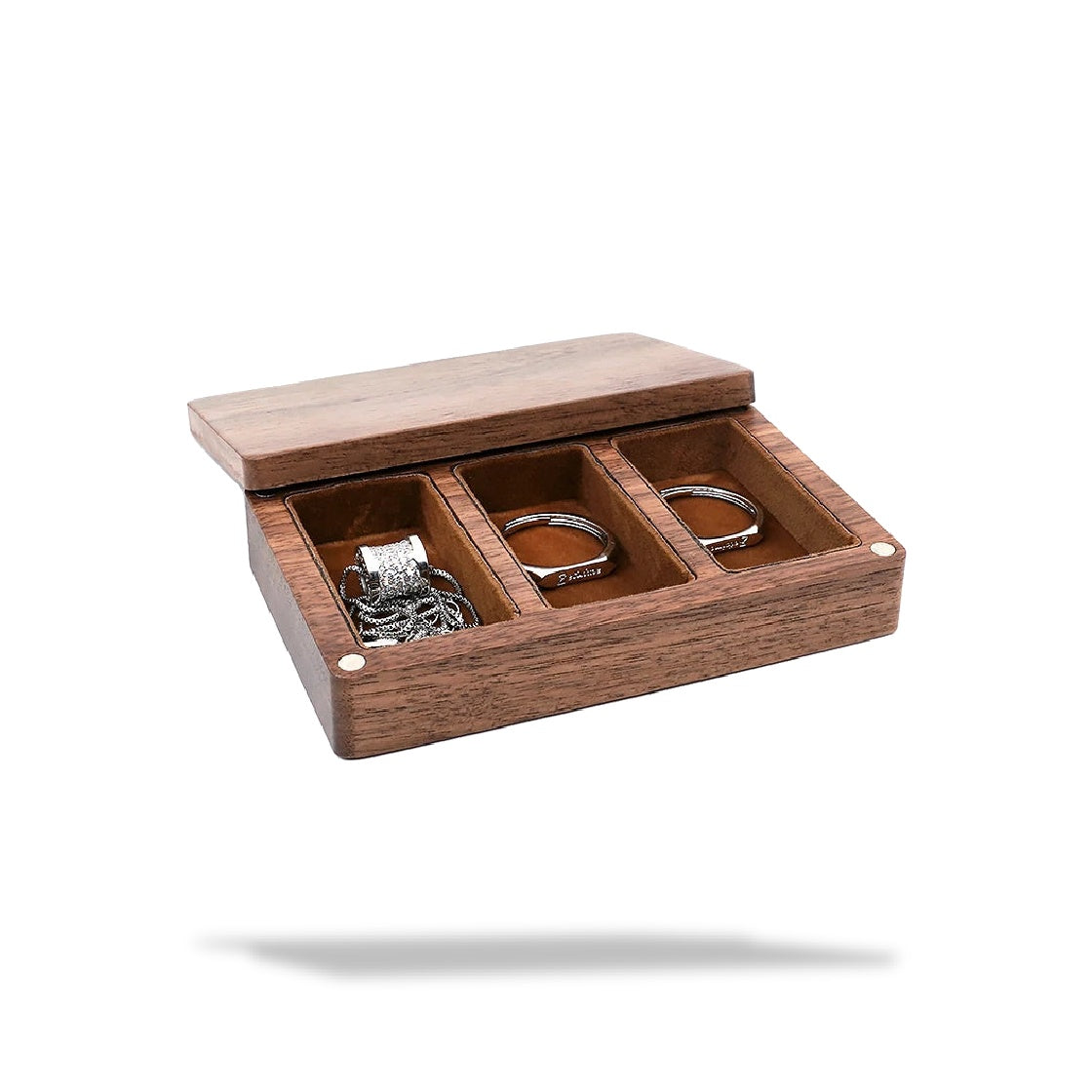 Boîte à bijoux en bois marron avec couvercle ouvert, présentant trois compartiments doublés de tissu velours marron. Le premi