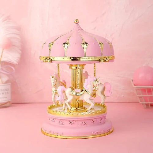 Boîte à musique carrousel rose avec des chevaux blancs. Fabriquée en résine, peinte à la main et lumineuse.