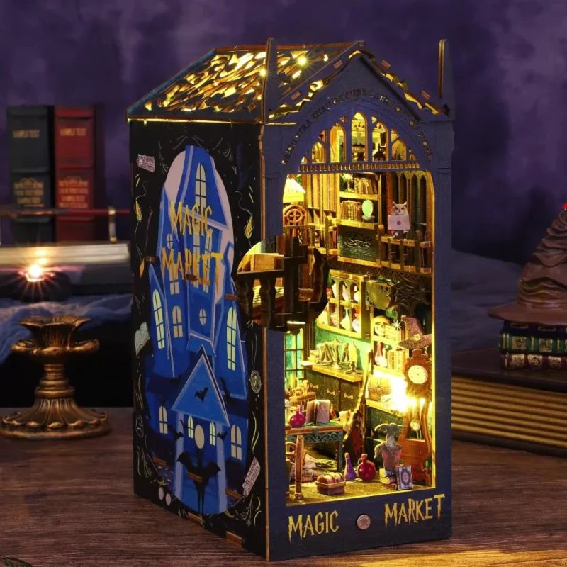 Serre-livres en bois Book Nook kit représentant un marché magique, illuminé par des lumières LED.