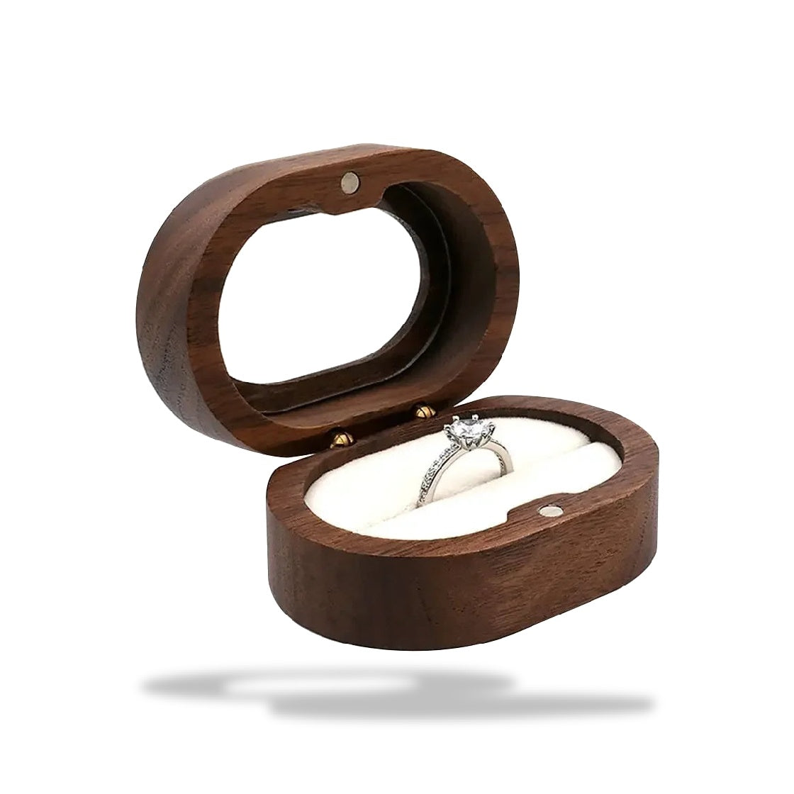 Boîte à bijoux ovale en bois brun foncé avec un intérieur crème, ouverte et contenant une bague en argent.