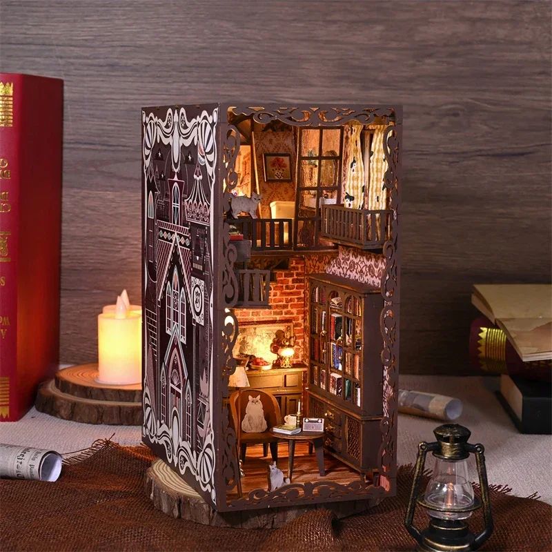 Serre-livres en bois foncé avec découpes décoratives, représentant l'intérieur d'une maison victorienne illuminée.
