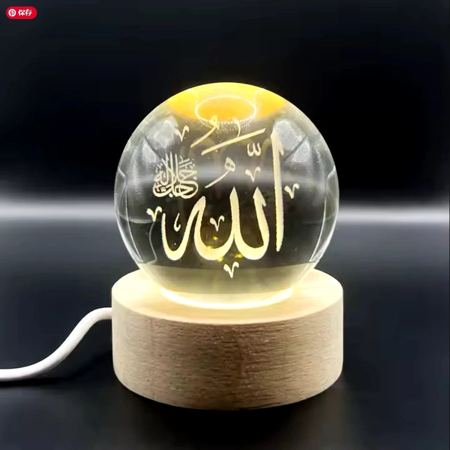 Veilleuse LED avec sphère en verre transparent sur socle en bois, illuminant une calligraphie arabe en 3D.