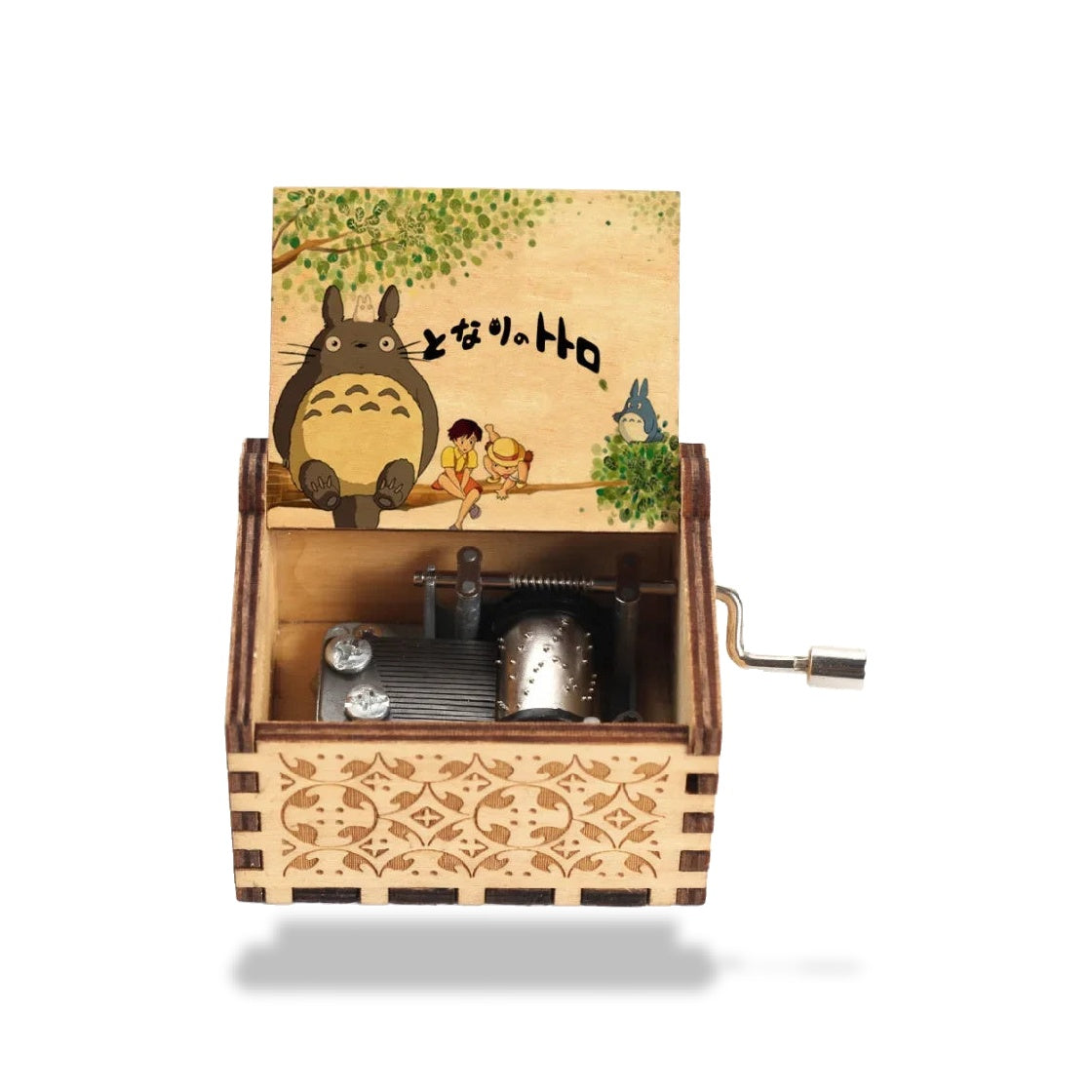 Boîte à musique en bois clair avec Totoro et amis, couvercle ouvert révélant le mécanisme à manivelle.