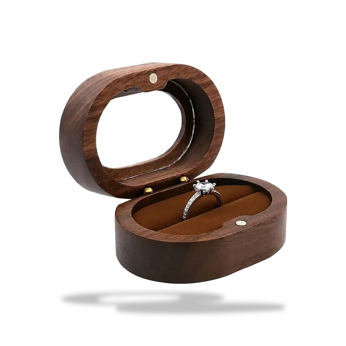Boîte à bijoux ovale en bois brun foncé, légèrement ouverte, avec un anneau serti de pierres à l'intérieur.
