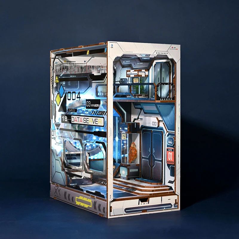 Serre-livres futuriste en bois en forme de book nook, éclairé par des LED bleues, avec des motifs de circuit imprimé et un dé