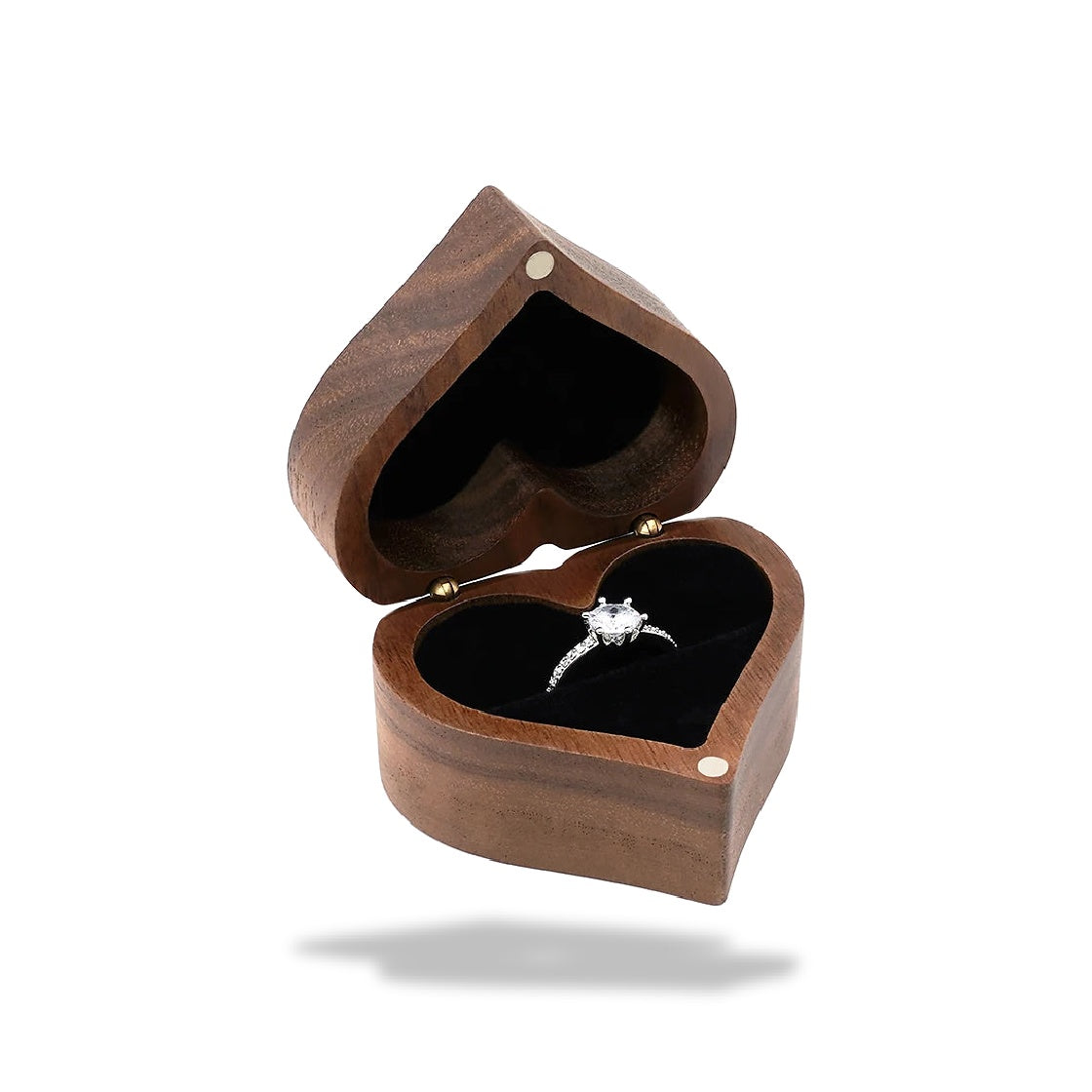 Boîte à bijoux en bois de noyer en forme de cœur ouverte, l'intérieur est doublé de velours noir et contient une bague en arg
