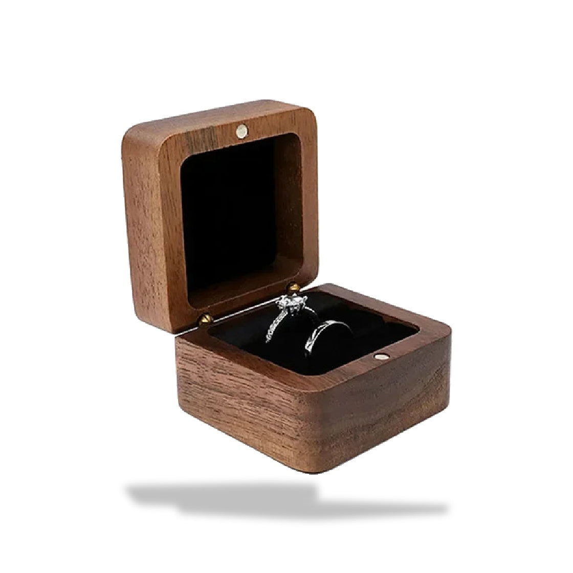 Boîte à bagues en bois marron foncé, rectangulaire, légèrement ouverte, avec deux bagues argentées à l'intérieur