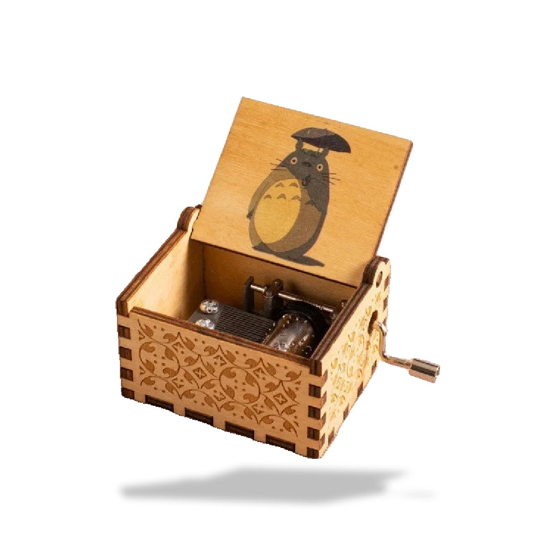 Boîte à musique en bois clair, ouverte, avec une image de Totoro au parapluie sur le couvercle. Détails métalliques visibles