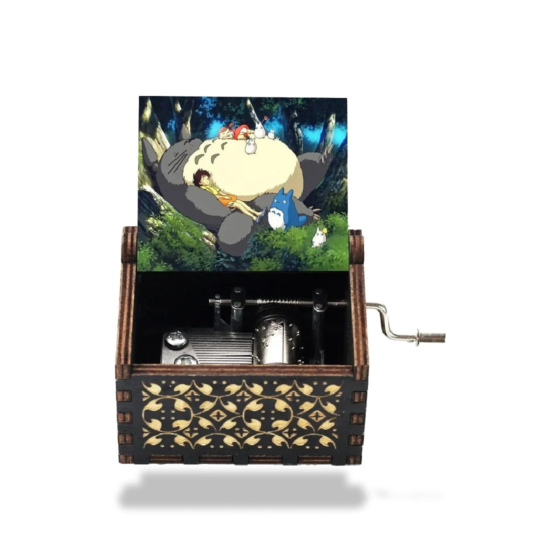 Boîte à musique en bois marron foncé à manivelle, avec motifs gravés et illustration de Totoro sur le couvercle.