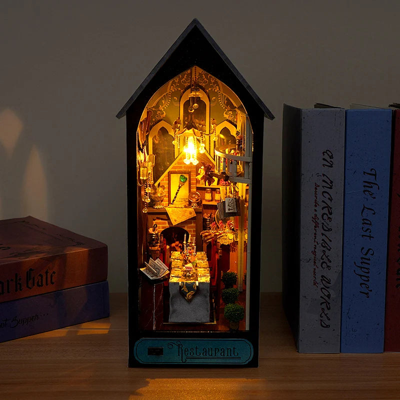Serre-livres en bois avec une lumière LED intégrée, représentant l'intérieur détaillé d'un restaurant éclairé.
