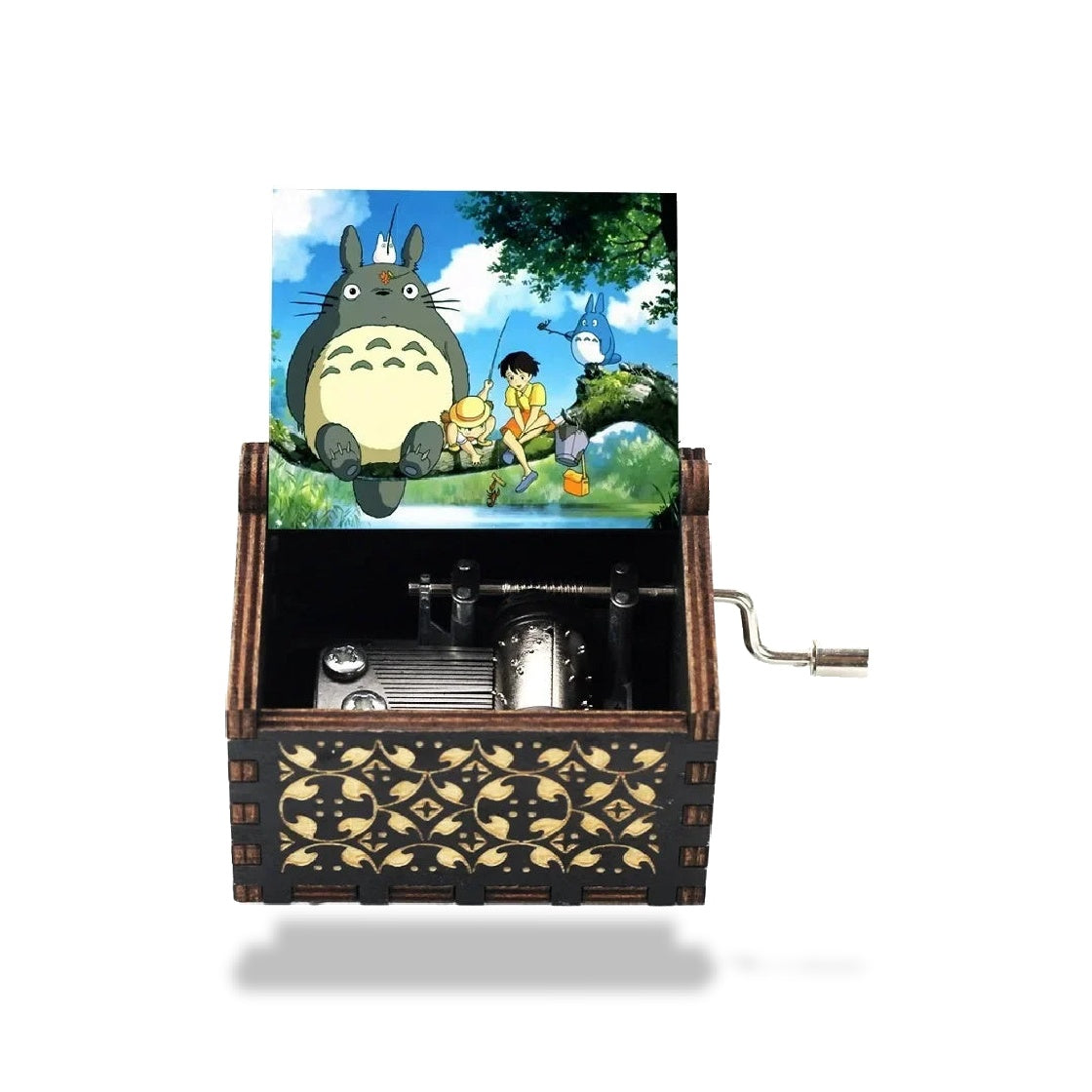 Boîte à musique en bois foncé, avec une manivelle latérale. Une image de Totoro est fixée au couverc