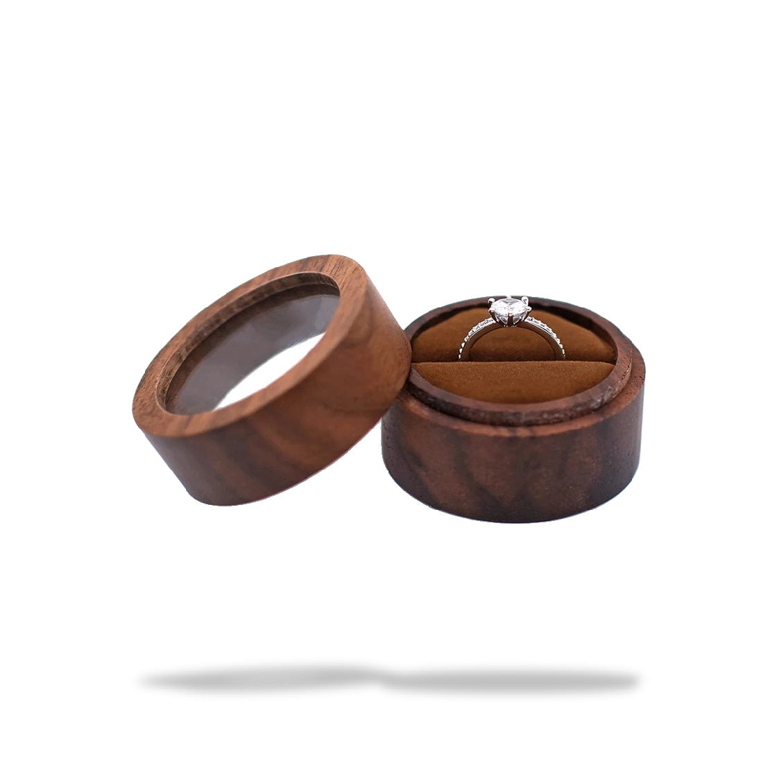 Boîte à bague de fiançailles ronde en bois de 5 cm de diamètre, avec couvercle détaché. Un anneau en argent avec un diamant e