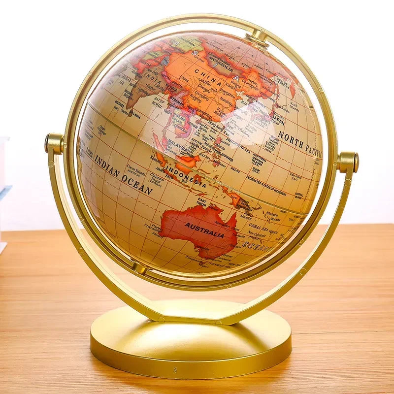Globe terrestre décoratif d'aspect rétro en or, avec la carte du monde en tons chauds et des noms de pays/océans.