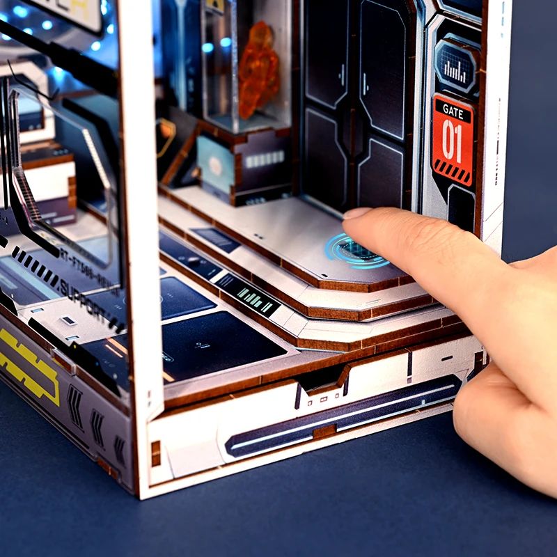 Main d'un enfant appuyant sur un bouton tactile lumineux sur un serre-livres futuriste en bois et métal.