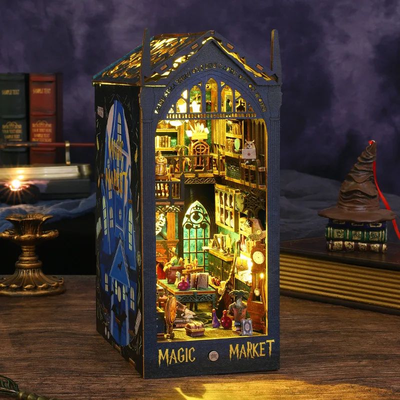 Serre-livres miniature Magic Market en bois, métal, tissu, papier et plastique avec lumières LED. Détails d'étagères et d'obj