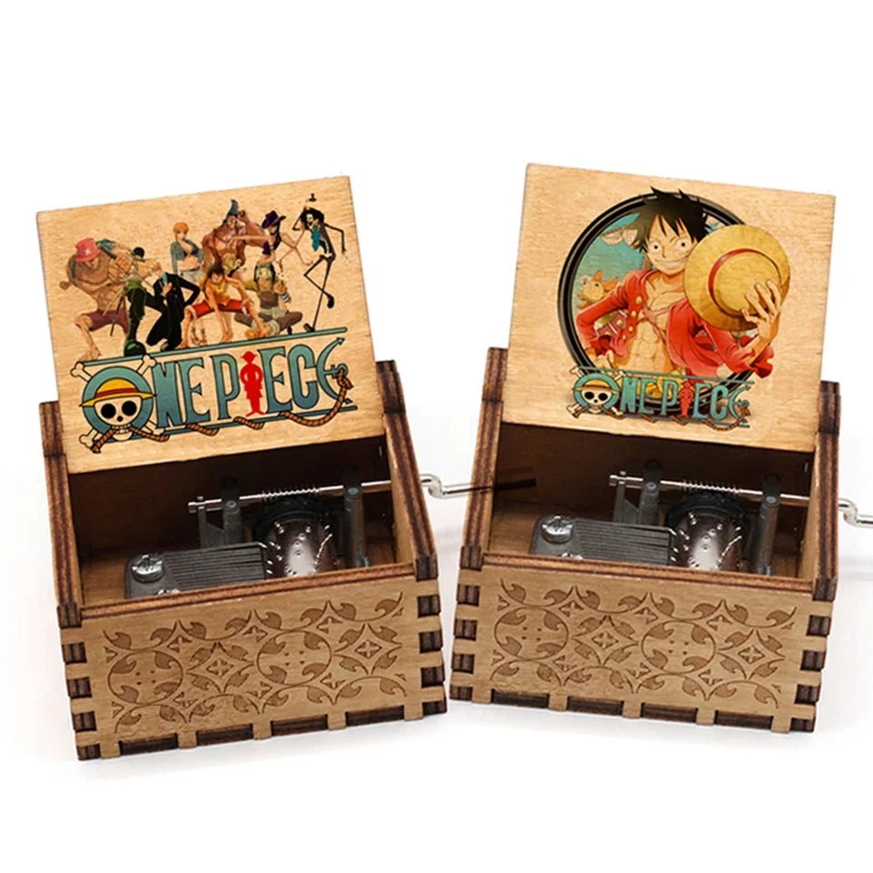 Lot de deux boîtes à musique en bois sculpté, avec mécanisme apparent. Couvercles illustrés One Piece.