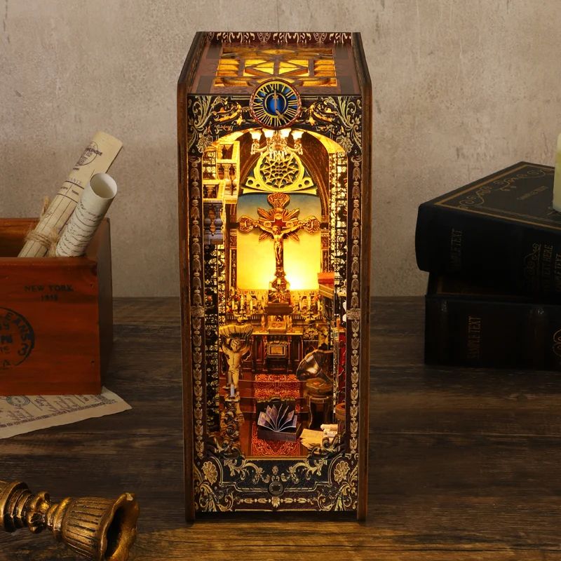 Kit serre-livres avec lumières LED. Représentation miniature d'un temple avec une croix et un autel.
