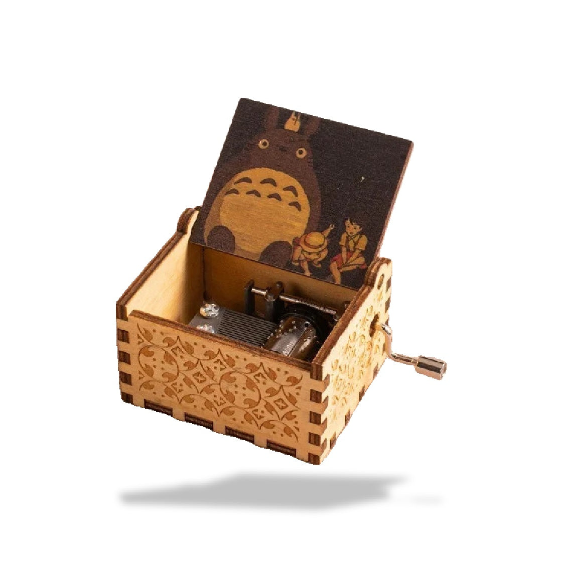 Boîte à musique en bois clair avec motifs gravés, couvercle ouvert montrant le mécanisme et une illustration de Totoro.