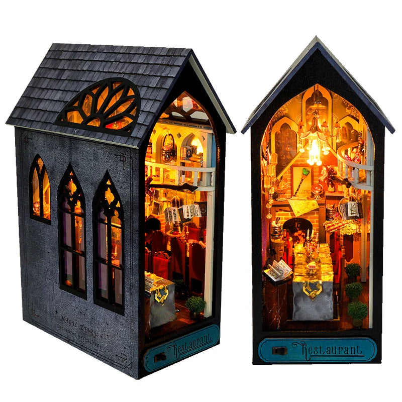 Deux maquettes miniatures de restaurant en bois, avec lumières LED éclairant l'intérieur détaillé et un toit en ardoise sombr
