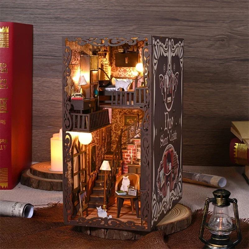 Kit de serre-livres en bois avec miniatures d'intérieur de maison victorienne éclairée par des lumières LED.