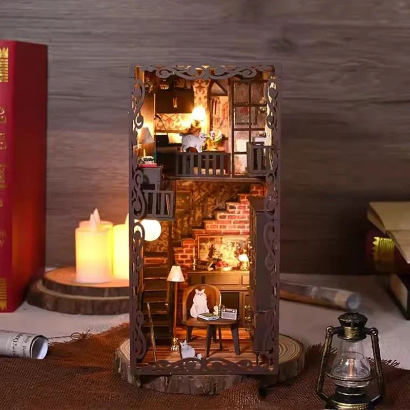 Kit de serre-livres miniature Maison Victorienne éclairée, en bois, métal, tissu, papier et plastique.
