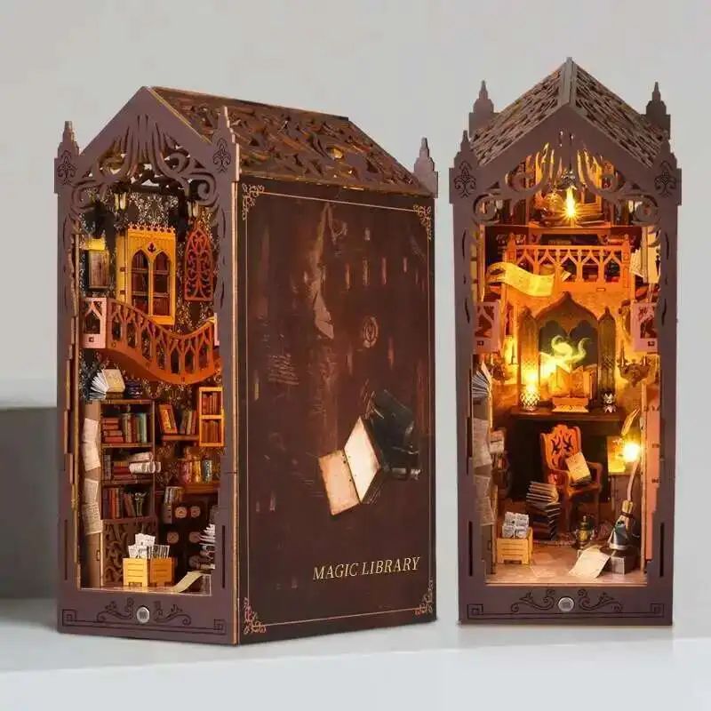 Deux kits de book nook Magic Library en bois, un ouvert révélant l'intérieur d'une bibliothèque miniature illuminée, l'autre