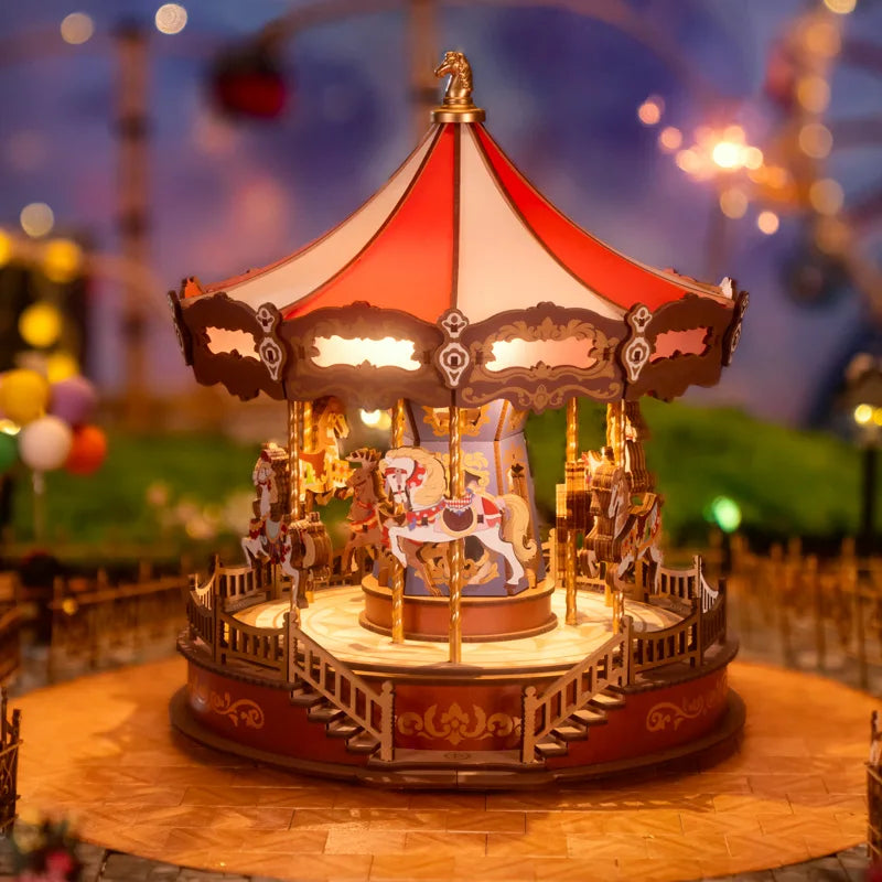 Boîte à musique carrousel en bois, modèle miniature, avec cheval blanc et chevaux bruns, toit rouge et blanc.