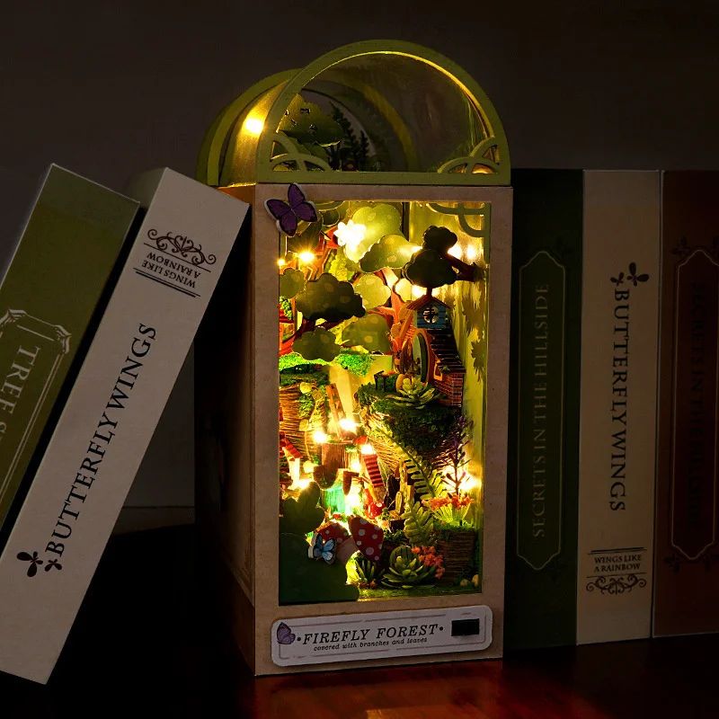 Un kit serre-livres en bois, représentant une forêt des lucioles, illuminé par des lumières LED.