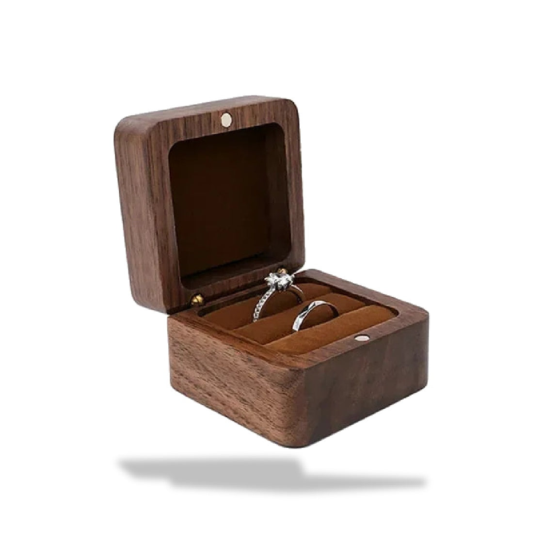 Boîte à bagues en bois marron foncé, couvercle ouvert, avec un écrin en éponge marron clair. Deux anneaux argentés y sont ins