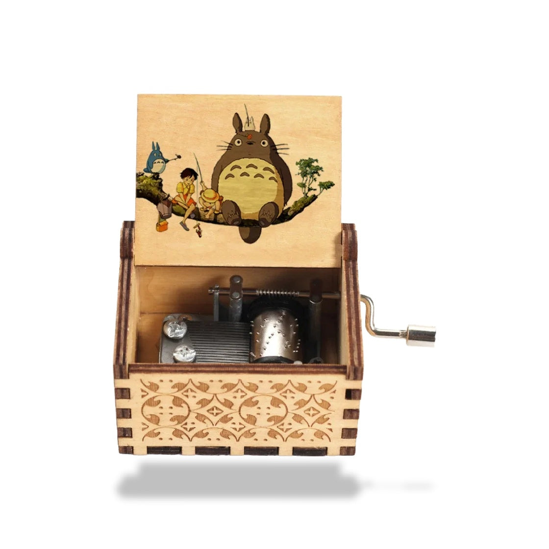Boîte à musique en bois clair, ouverte, avec une manivelle latérale. Le couvercle affiche Totoro et d'autres personnages.