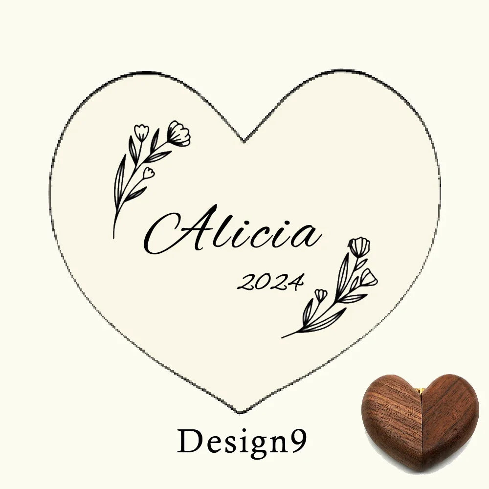 Boîte à bague en bois de noyer en forme de cœur, gravée du prénom "Alicia" et de l'année "2024", avec des motifs floraux.
