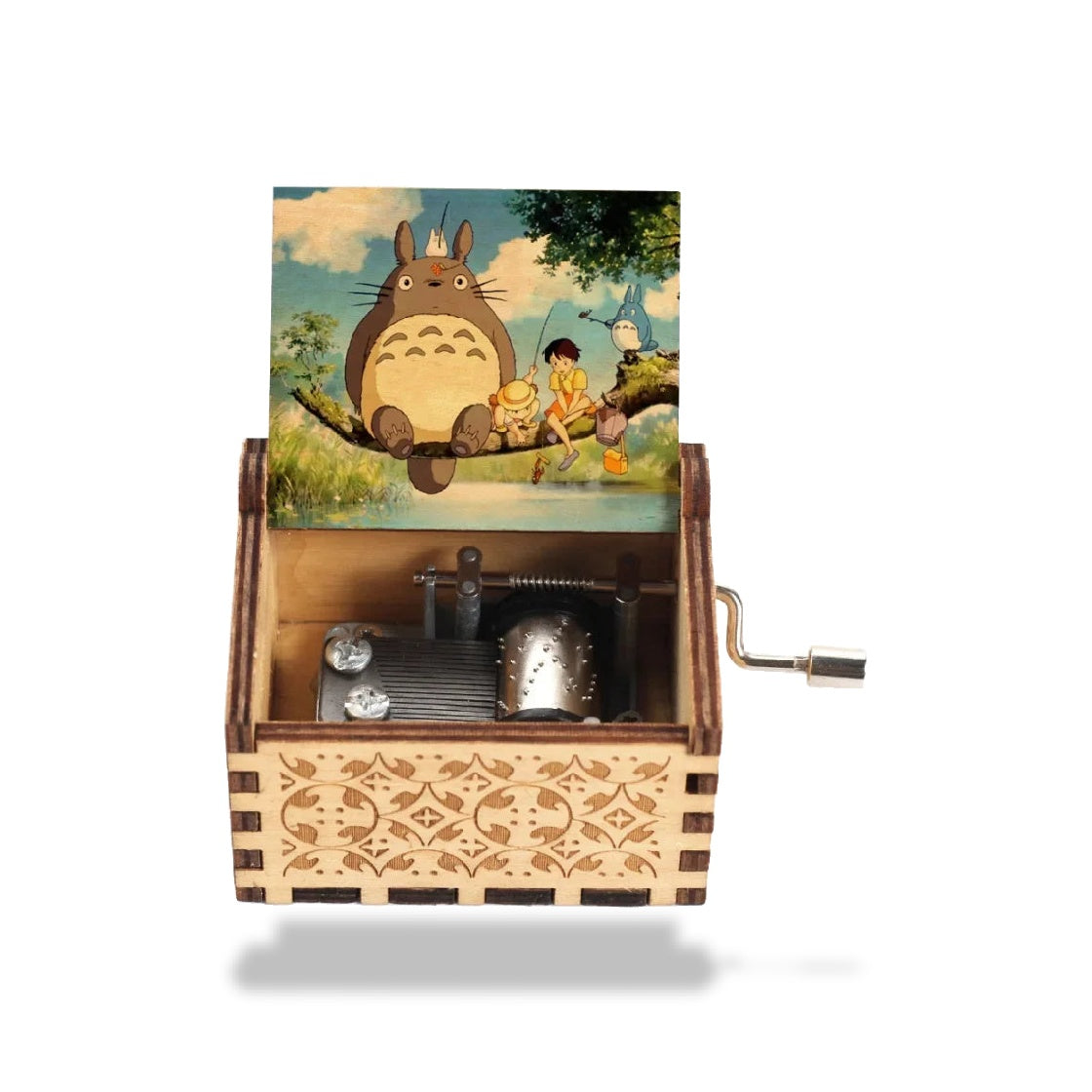 Boîte à musique en bois clair avec mécanisme apparent et manivelle. L'image Totoro décore le couvercle.