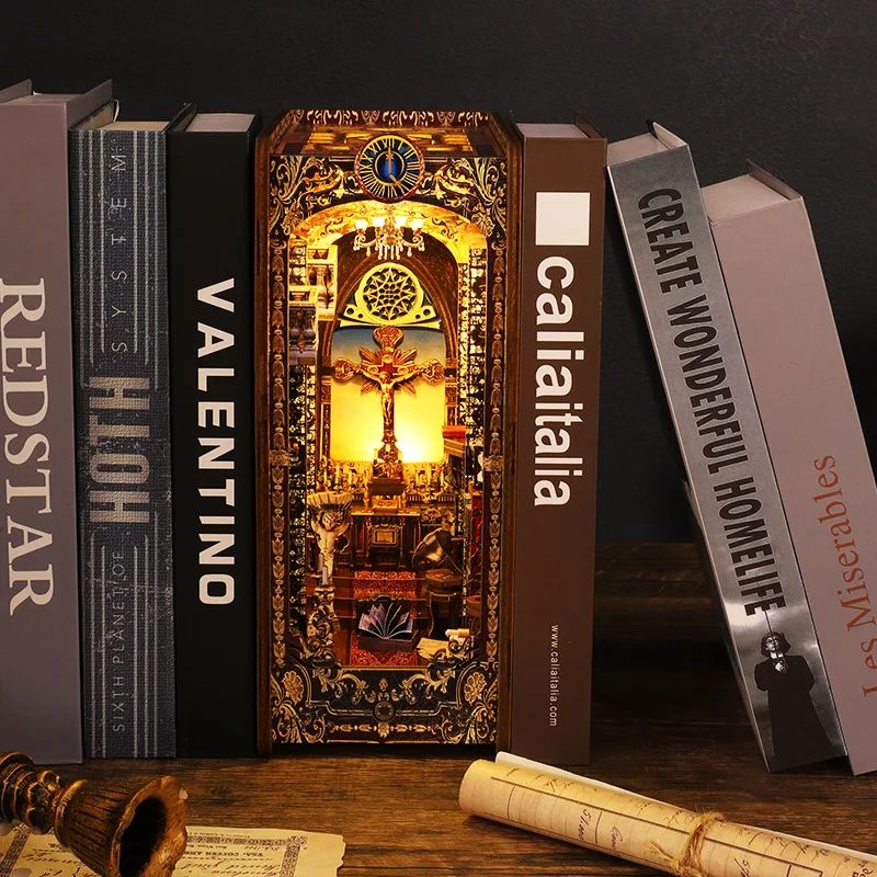 Serre-livres en bois avec lumières LED représentant un temple avec un crucifix et des détails ornementaux. Dimensions: 24 cm