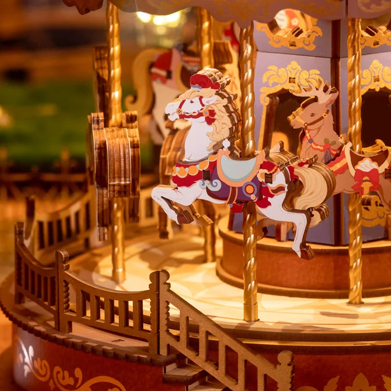 Vue rapprochée d'une boîte à musique carrousel en bois de couleur, avec chevaux et rennes détaillés.
