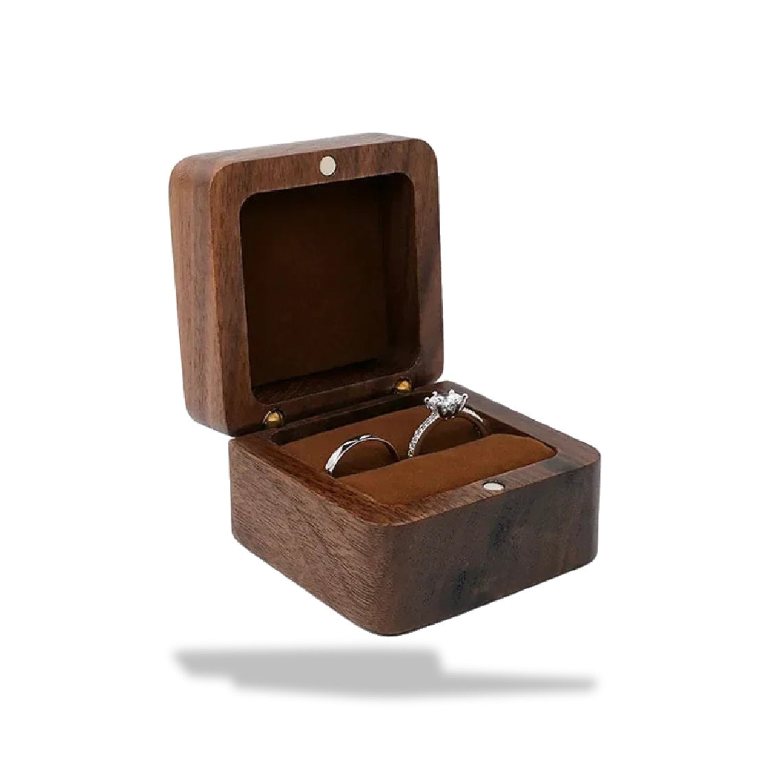 Boîte à bagues carrée en bois foncé ouverte, l'intérieur est tapissé de tissu marron clair avec deux bagues.