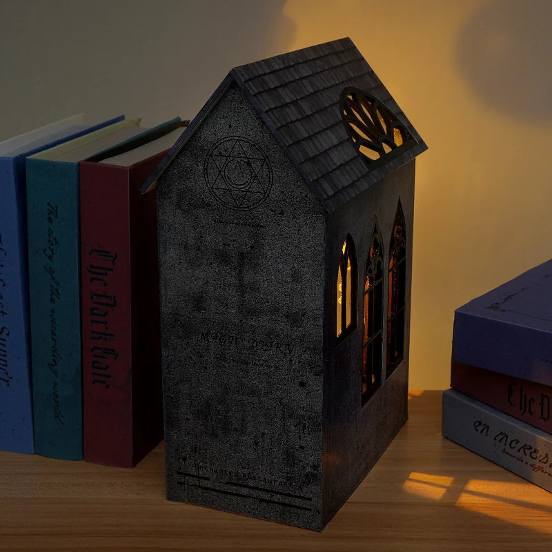 Kit serre-livres représentant un bâtiment sombre avec toit en tuiles et fenêtres gothiques, éclairé par LED.