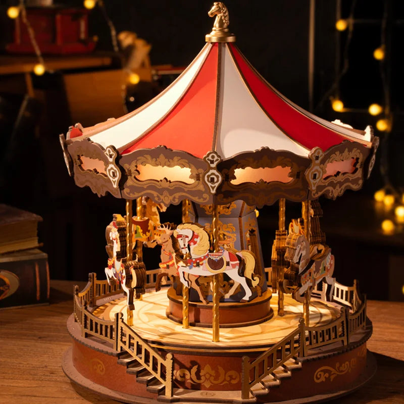 Boîte à musique carrousel lumineuse en bois, rouge et blanche, avec chevaux mobiles décorés.