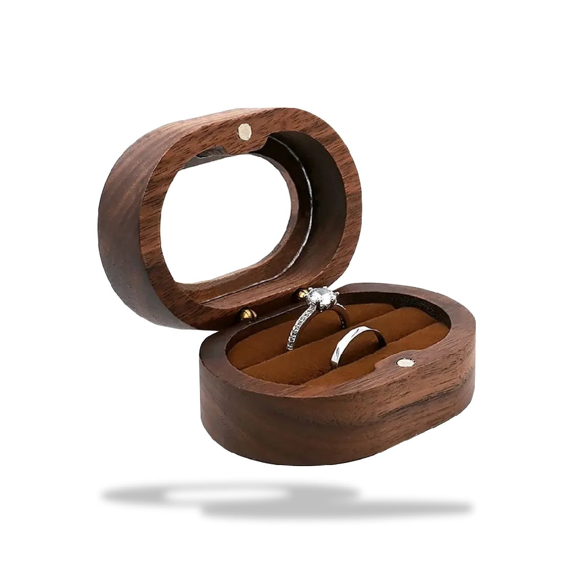 Boîte à bijoux ovale en bois brun foncé ouverte, avec deux bagues sur un intérieur en velours marron clair.