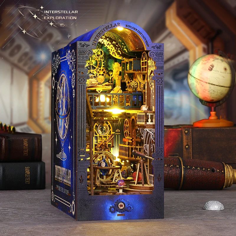 Serre-livres en bois bleuté avec un décor interstellaire complexe, des lumières LED dorées illuminant l'intérieur