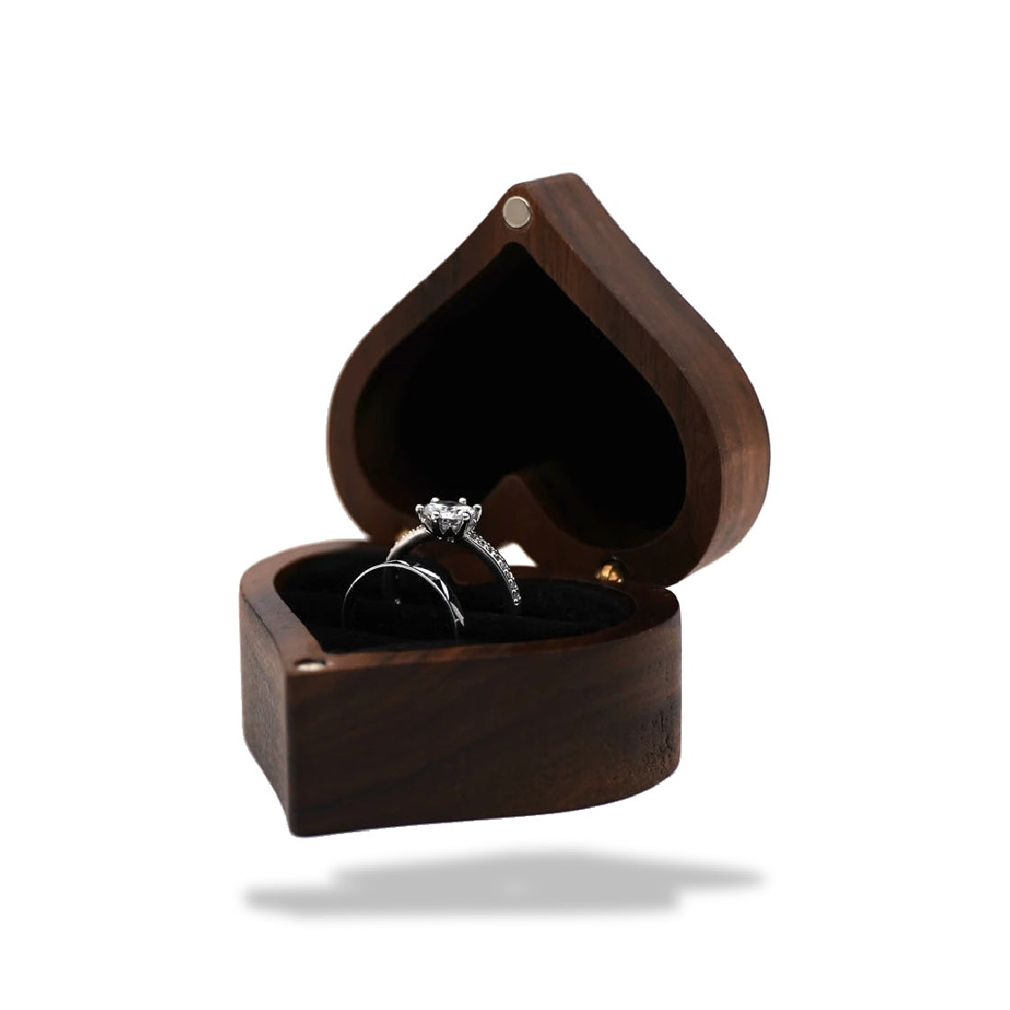 Boîte à bijoux en bois de noyer en forme de cœur ouverte, avec deux bagues argentées à l'intérieur